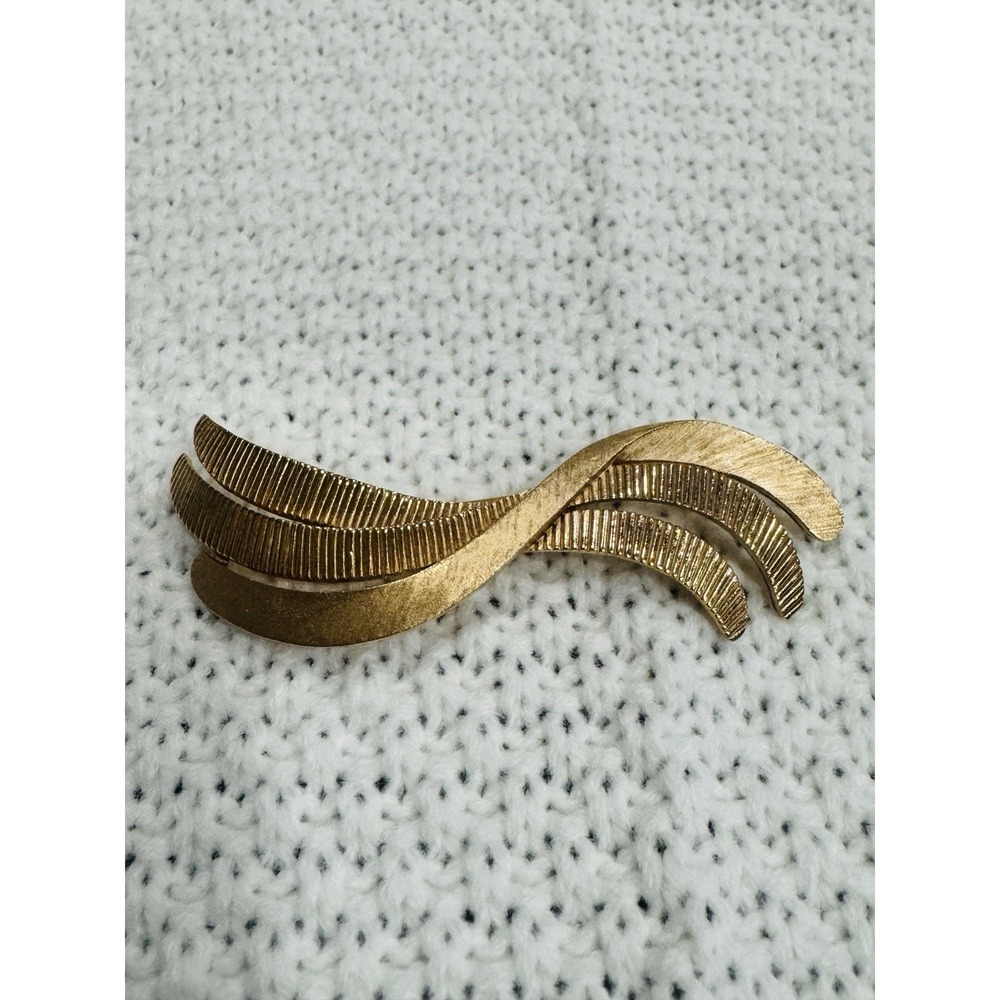 Vintage Trifari Gold Tone Abstract Ribbon Brooch Pin Signed